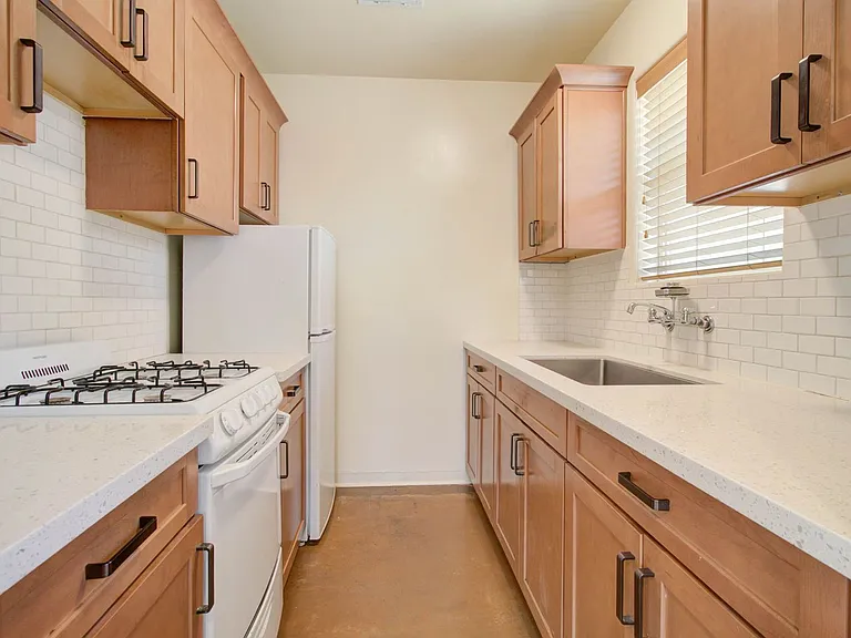 1010 E Coronado Rd — Photo 9