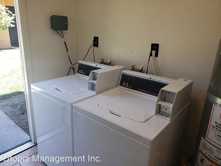 Spacious Townhome in Desirable Fairfield Area — Photo 18
