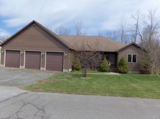 8 Applewood Dr, Oswego, NY 13126