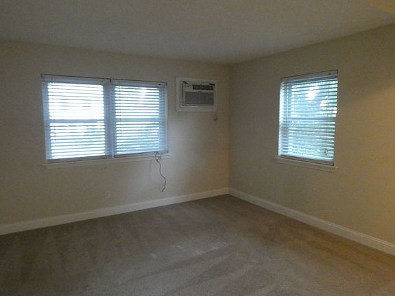 2nd image of 1009 Southpark Dr APT 6