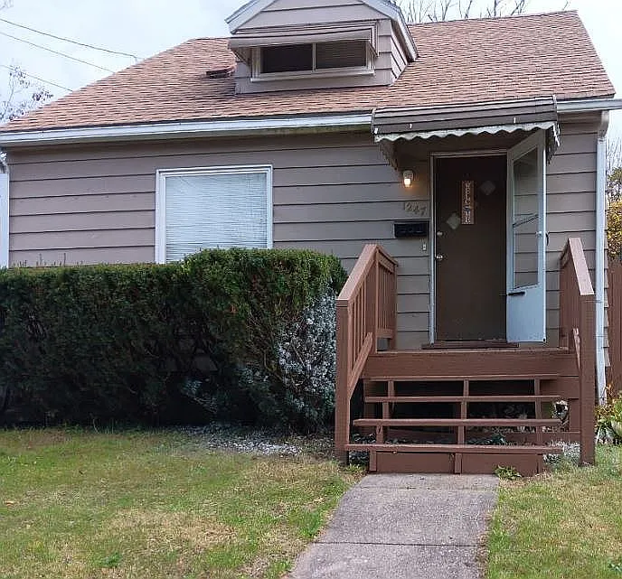 1247 Dietz Ave photo 1