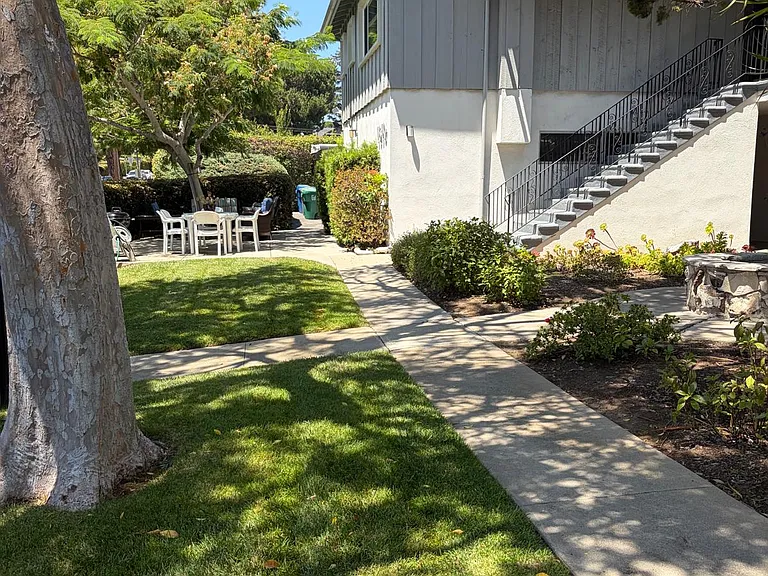 1610 De La Vina St #2 — Photo 2