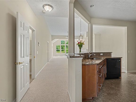 4th image of 566 Hyannis Port Cir