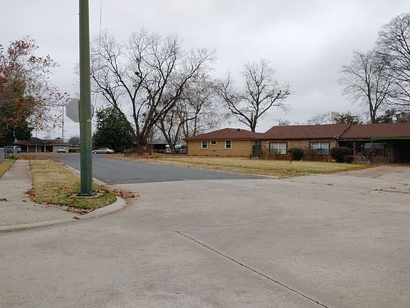 5th image of 228 Lincoln Dr