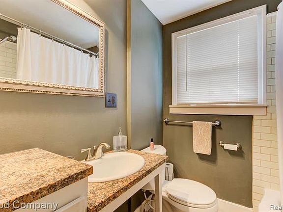 5th image of 920 E Lincoln Ave #1