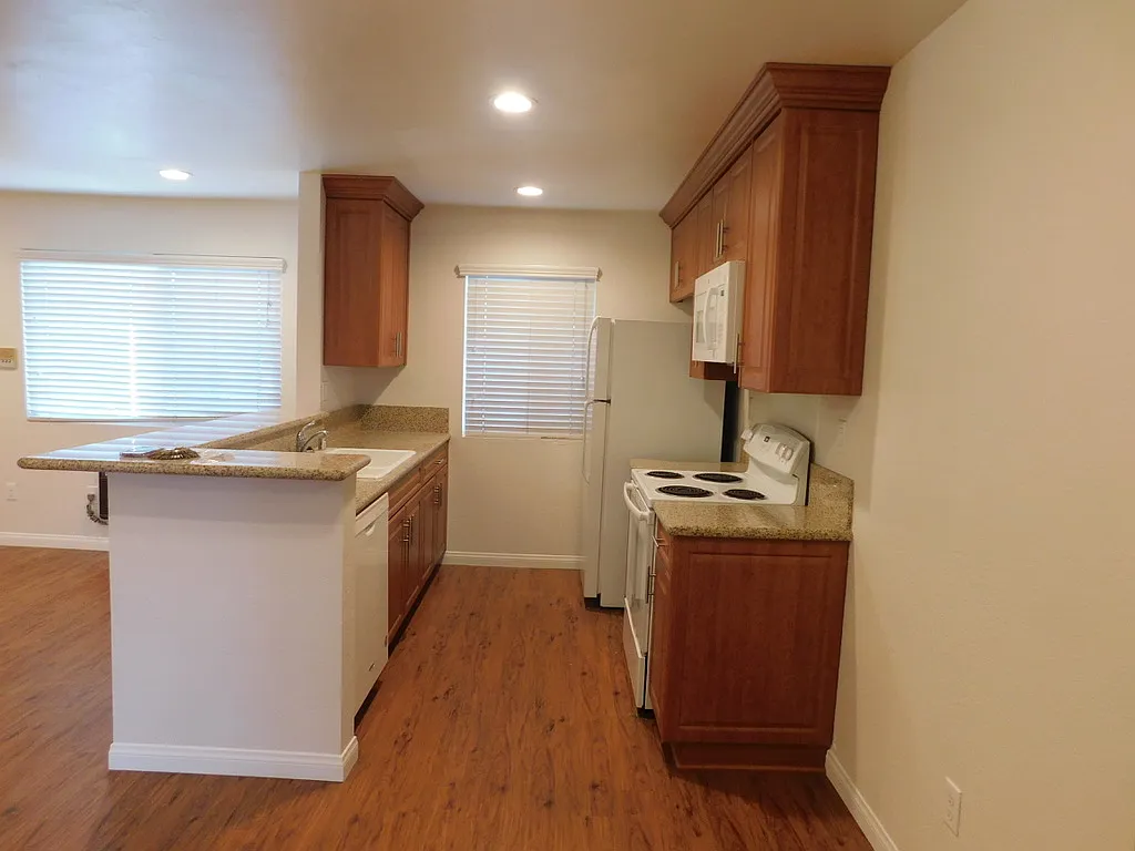 3 bed, 1000 sqft, $3,195 — Photo 4