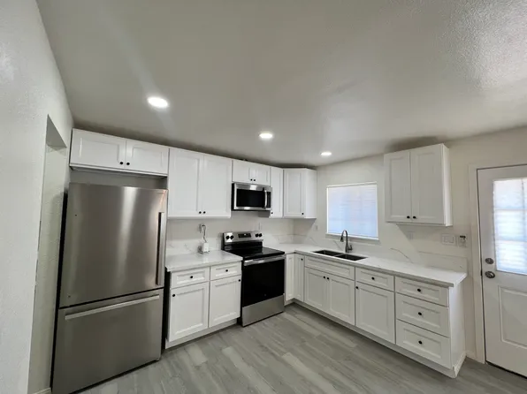 57111 Buena Vista Dr #B, Yucca Valley, CA 92284