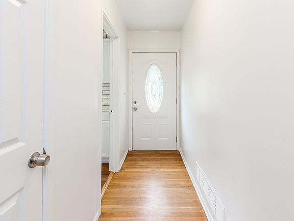 3rd image of 1983 Kenwood Pl SE