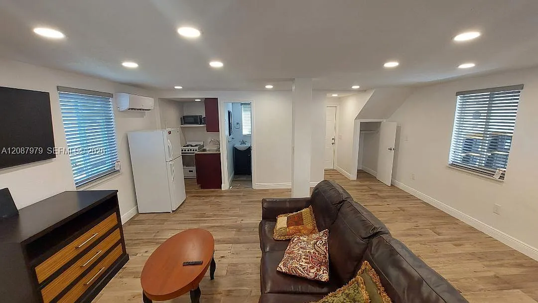 Hollywood South Side Add — Photo 1