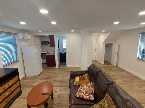 1727 Plunkett St, Hollywood, FL 33020