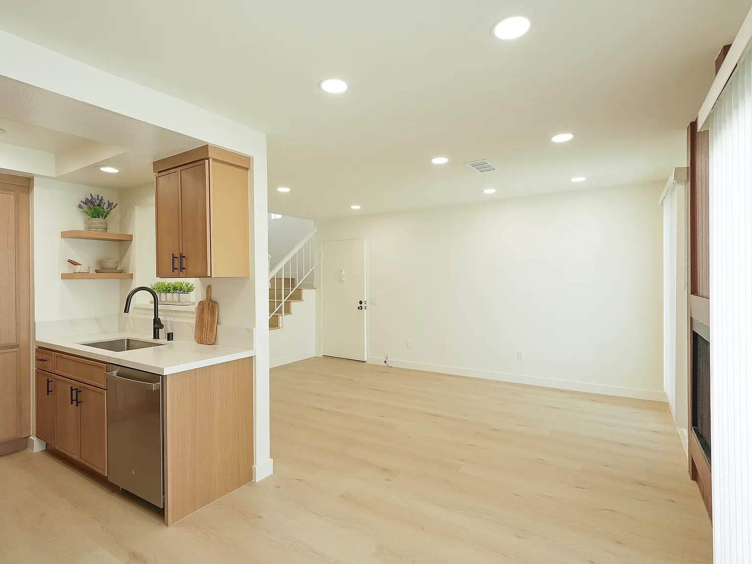 3 bed, 2.5 bath, 1225 sqft, $4,300 — Photo 2