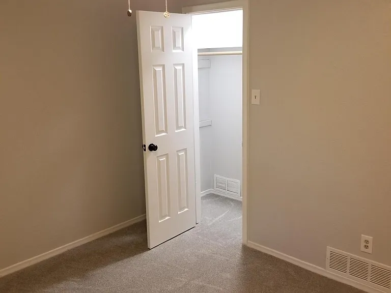 2430 Lakeview Cir — Photo 11