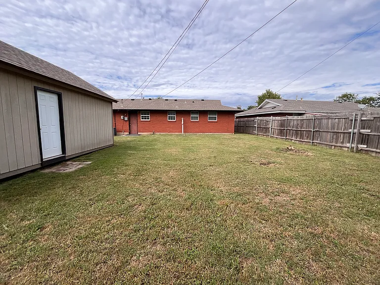 932 SW 1st St — Photo 9
