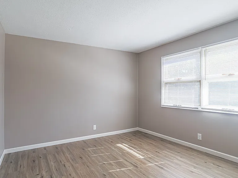 Rivershore Apartments — Photo 25