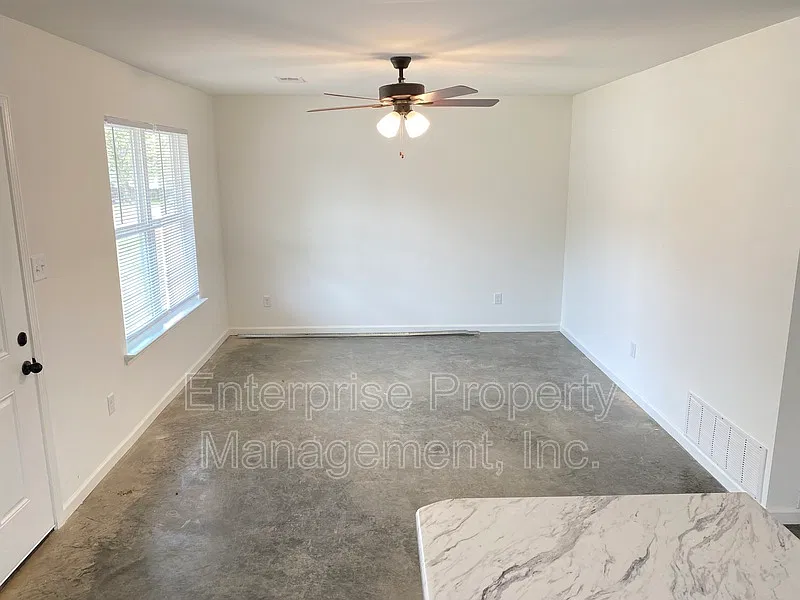 4 bed, 2.0 bath, 1255 sqft, $1,295 — Photo 2