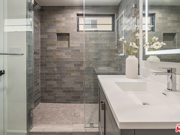 1147 N Beachwood Dr #5 — Photo 18