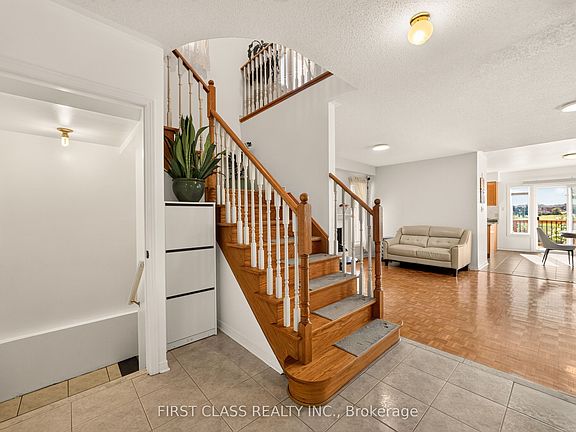 3rd image of 38 Pacific Wind Cres