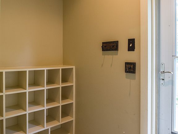 Entry area with storage