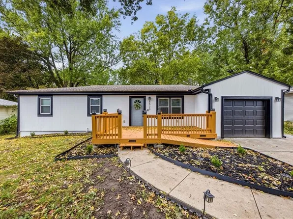8520 Larsen St, Overland Park, KS 66214