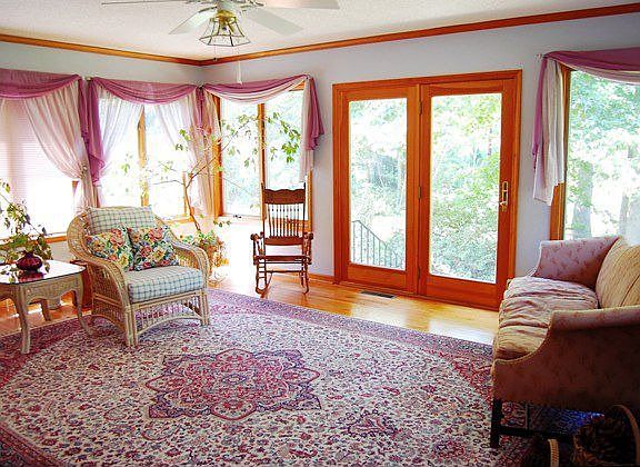 Huge Sunroom with fan!