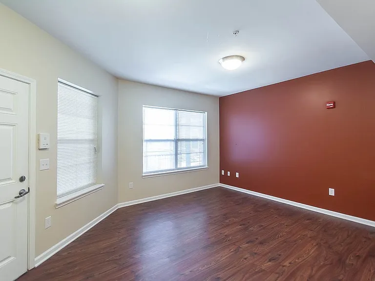 Tenth & College Horizons Apartments — Photo 53