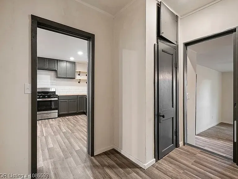 211 W Houston St — Photo 16