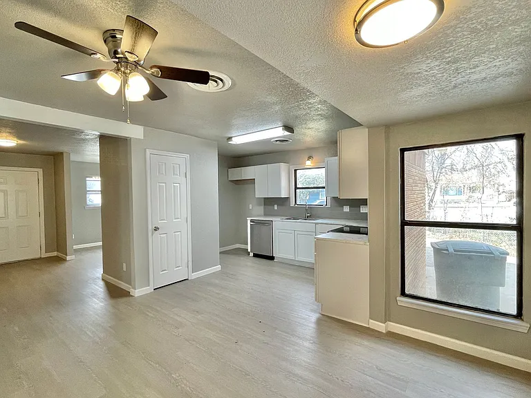302 Washington St — Photo 15
