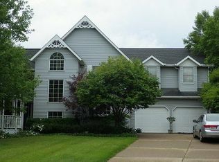 2908 Greenview Dr, Bettendorf, IA 52722
