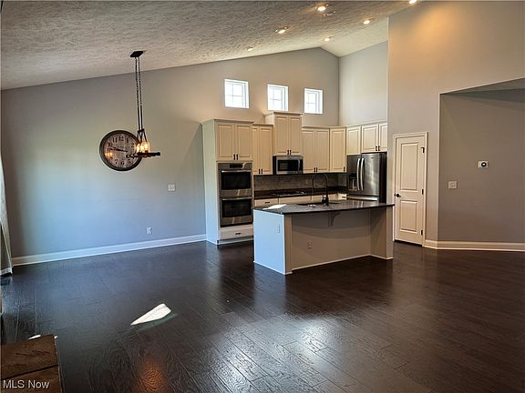 5th image of 464 Danbury Dr