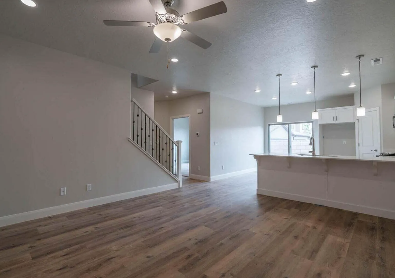 4 Br / 2.5 Bath Townhome, Like NEW! — Photo 4