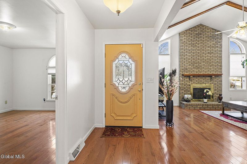 4th image of 28 Dogwood Lane