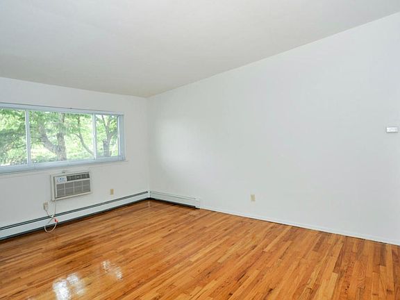 5th image of 31 Soundview Dr #8W