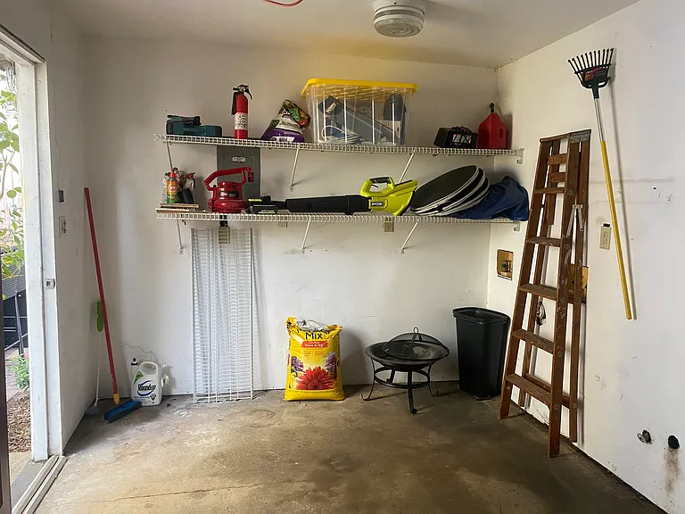 223 W Waldburg St #A — Photo 38