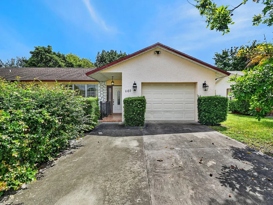 1102 Westchester Dr E #1102