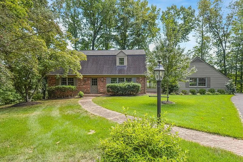 5 bed, 3.0 bath, 4400 sqft, $3,500 — Photo 2