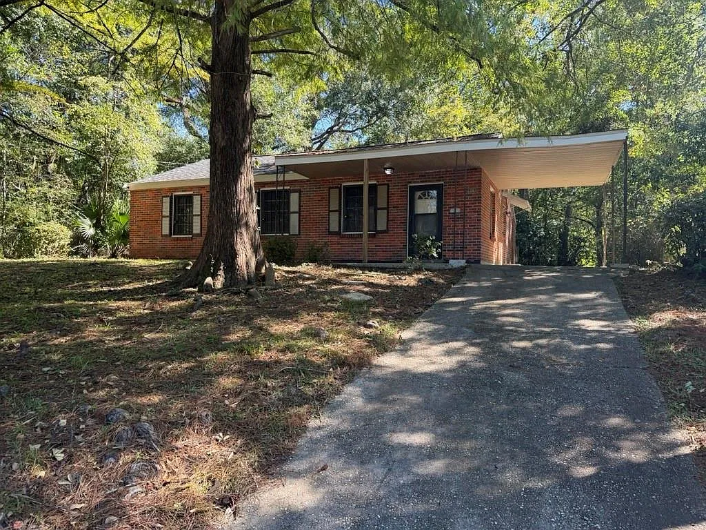 3 bed, 1.0 bath, 1040 sqft, $1,200 — Photo 2