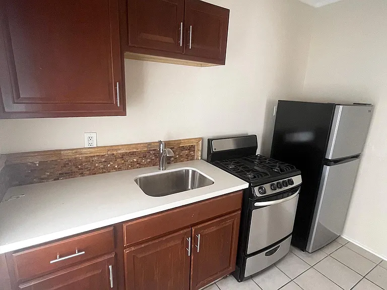 744 Pine Ave #11 — Photo 6