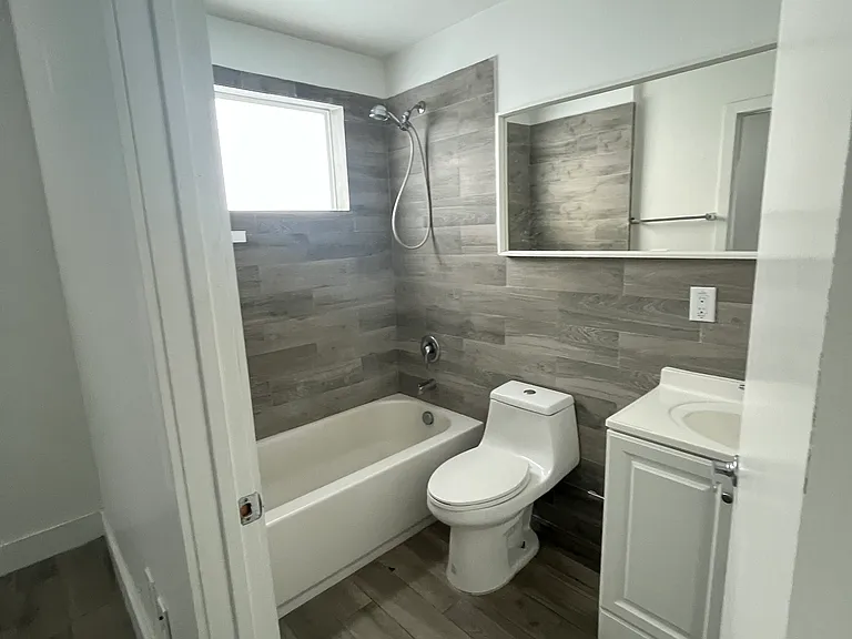 486 E 30th St #101 — Photo 2