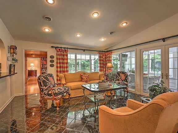 4th image of 702 S Mountain View Cir