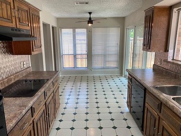4th image of 2114 Blossom Ln