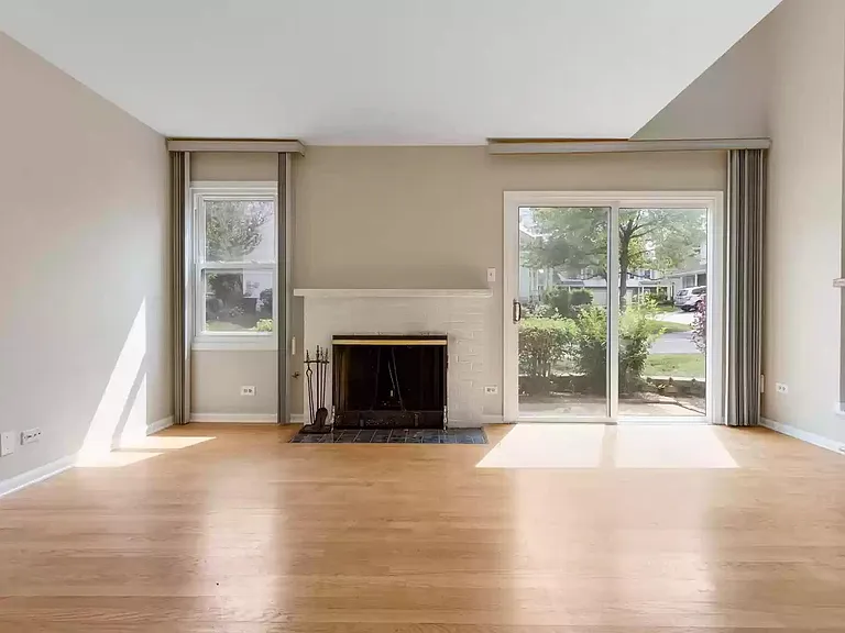 2663 College Hill Cir — Photo 3