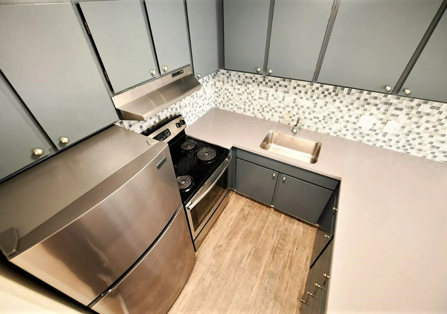 95 Linda Apartments — Photo 3