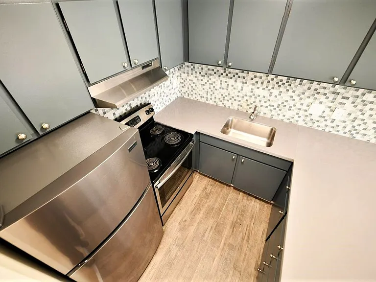 95 Linda Apartments — Photo 3