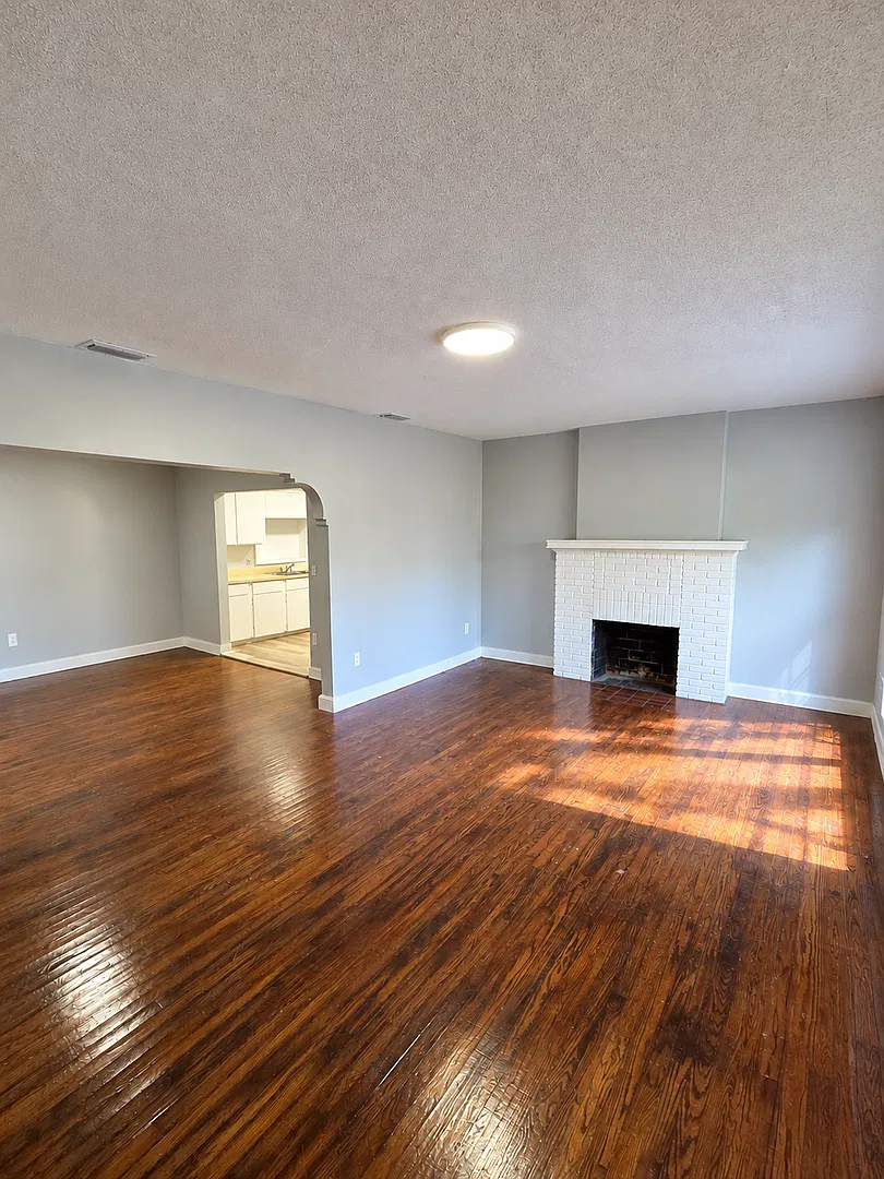 Beautiful 3BR/2BA Home w/Fenced Yard, 1 Car Garage, and Vaulted Ceilings! — Photo 3