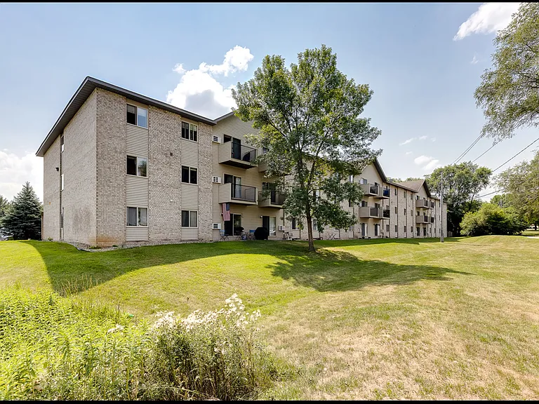 Community Landscaping | White Pines Apartments | Shakopee MN Apartments For Rent