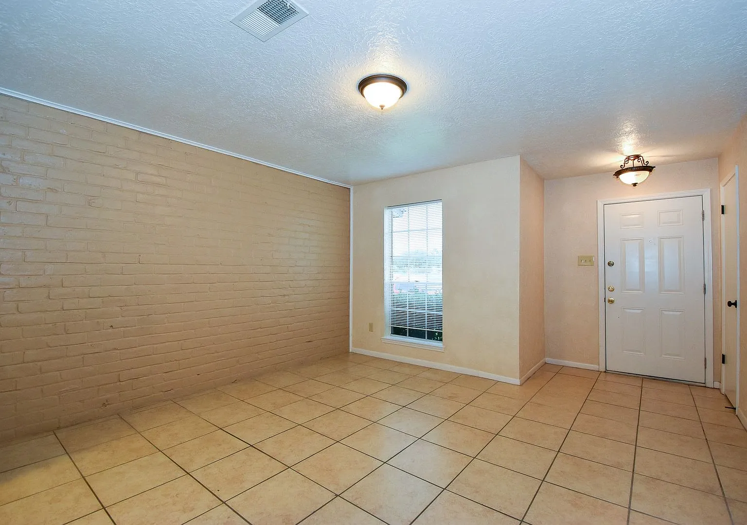 3 Bedroom 2 Bath Patio Home With 1112 Sf — Photo 2