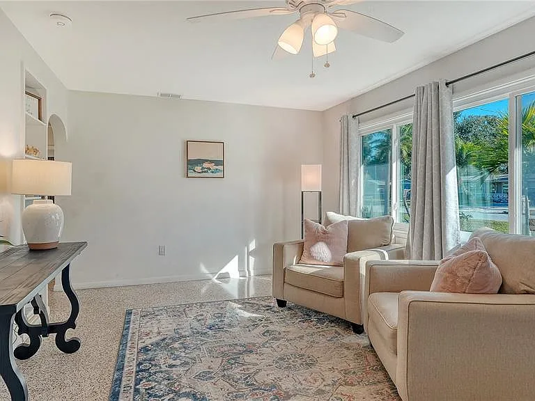 209 Briggs Ct — Photo 4