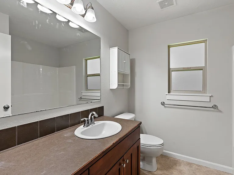 409 W Peck St — Photo 10