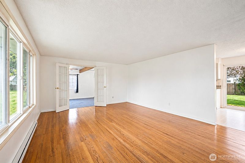 4th image of 359 Douglas Street