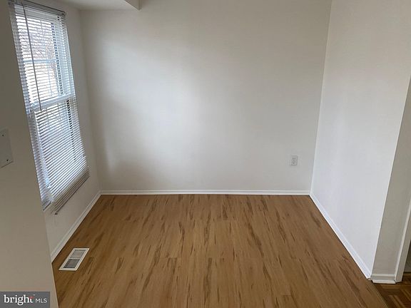 3rd image of 832 Ivy League Ln